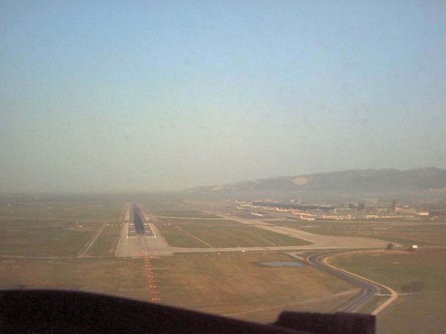 Imatge de l'antiga pista principal (07-25) de l'aeroport del Prat i les llums d'aproximaci&oacute; per la cap&ccedil;alera 25